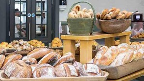 Ett bageridisplay med olika sorters bröd och bakverk.