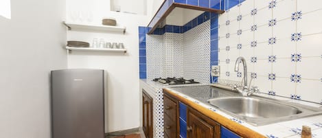 Appartamento Basic | Cucina privata | Frigorifero, microonde, piano cottura, pentole/stoviglie/utensili