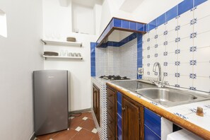 Basic-Apartment | Eigene Küche | Kühlschrank, Mikrowelle, Herdplatte, Kochgeschirr/Geschirr/Besteck