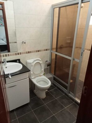 Shower - Modern villa,  near many embassies, Chile, Germany, Netherlands, Uganda, Zambia. (Nairobi)