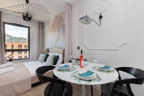 1 habitación, tabla de planchar con plancha, wifi y ropa de cama 
