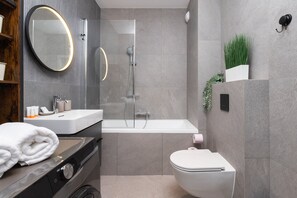 Bañera, secador de pelo, toallas, shampoo