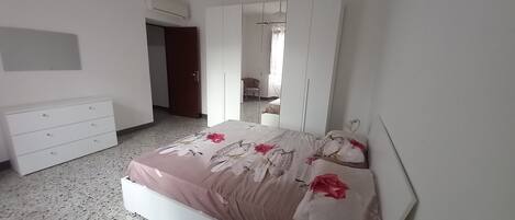 3 多间卧室、办公桌、熨斗/熨衣板、床单