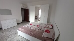 3 slaapkamers, een bureau, een strijkplank/strijkijzer, beddengoed
