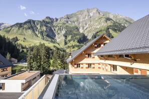 Piscine extérieure, parasols de plage, chaises longues
