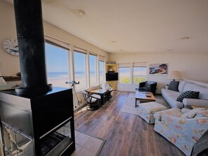 Televisión y chimenea