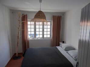 2 bedrooms, desk, iron/ironing board, free WiFi