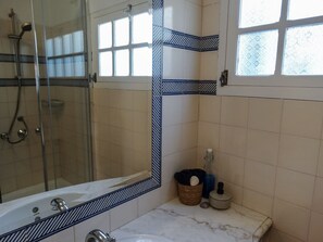 Combined shower/tub, hair dryer, bidet, towels - Beautiful house with roof terrace in old town of Odeceixe (Odeceixe)
