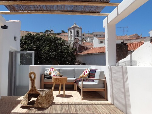 Beautiful house with roof terrace in old town of Odeceixe