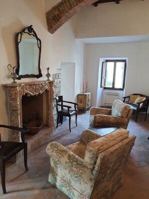 Fireplace - Charming apartment in medieval tower (Spoleto)