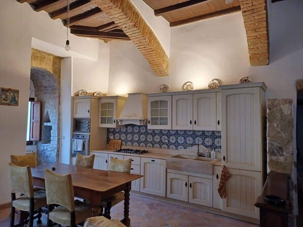 Fridge, microwave, oven, dishwasher - Charming apartment in medieval tower (Spoleto)
