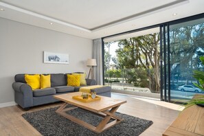 TV - 1 bed furnished apt, Warwick Greenpoint CapeTown (Cape Town)