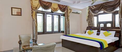 Deluxe Double Room | Desk, iron/ironing board