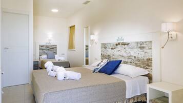 Deluxe Triple Room Sea View | In-room safe, desk, blackout drapes, free WiFi