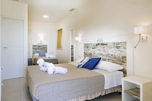 Deluxe Triple Room Sea View | In-room safe, desk, blackout drapes, free WiFi - Mercury Beach Hotel (Sant'Antioco)