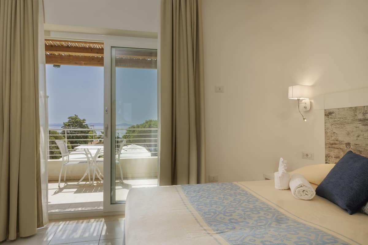 Deluxe Triple Room Sea View | Brankas, meja kerja, tirai kedap cahaya, dan Wi-Fi gratis
