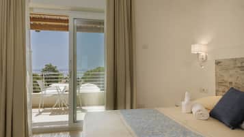 Deluxe Triple Room Sea View | In-room safe, desk, blackout drapes, free WiFi
