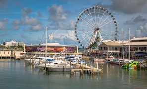 Marina - Immerse yourself in Miami's vibrant heart with this stylish Little Havana apartment for three. Just a short walk to the famous Calle Ocho, this urban retreat offers a dedicated workspace, a fully equipped kitchen, and free on-site parking. Experience (Miami)