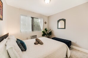 1 bedroom, iron/ironing board, free WiFi, bed sheets - Experience the vibrant spirit of Little Havana! Stay in the perfect 1BR/1BA home just minutes from Brickell and steps from Little Havana’s cafés, music, and culture. (Miami)