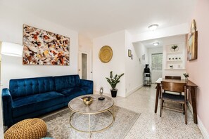 Smart TV - Immerse yourself in Miami's vibrant heart with this stylish Little Havana apartment for three. Just a short walk to the famous Calle Ocho, this urban retreat offers a dedicated workspace, a fully equipped kitchen, and free on-site parking. Experience (Miami)