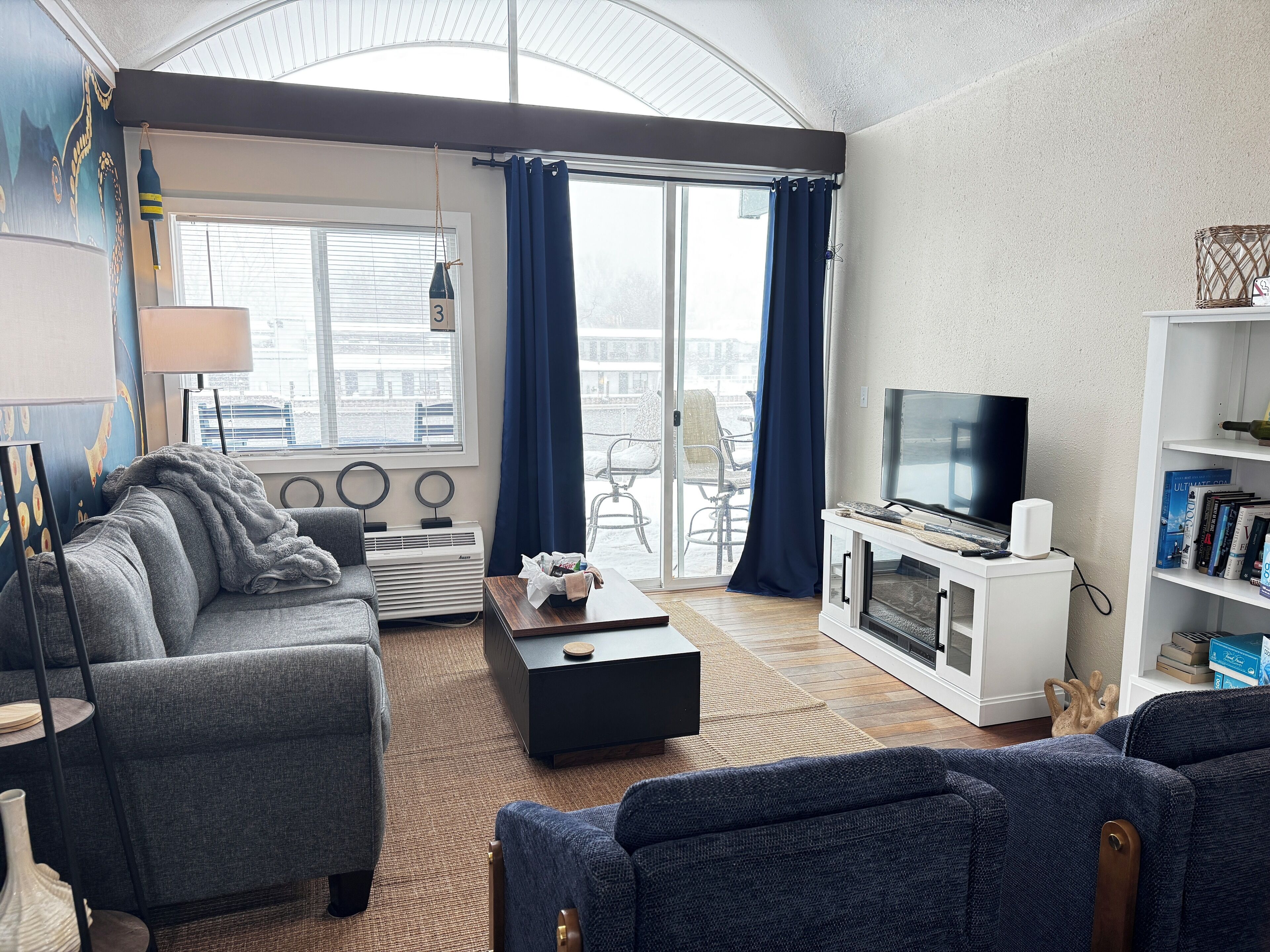 Älytelevisio, takka, kirjoja