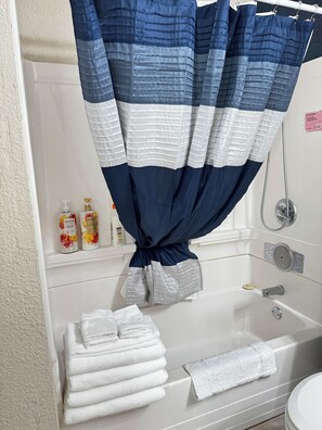 Ducha y bañera combinadas, secador de pelo, toallas y jabón