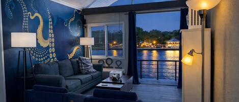 Smart TV, chimenea, libros