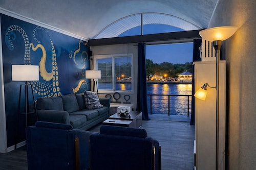 Couples Waterfront Condo Saugatuck Kayak-Beach-hike-kayak Outdoor Heated Pool