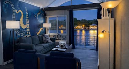 Couples Waterfront Condo Saugatuck Kayak-Beach-hike-kayak Outdoor Heated Pool