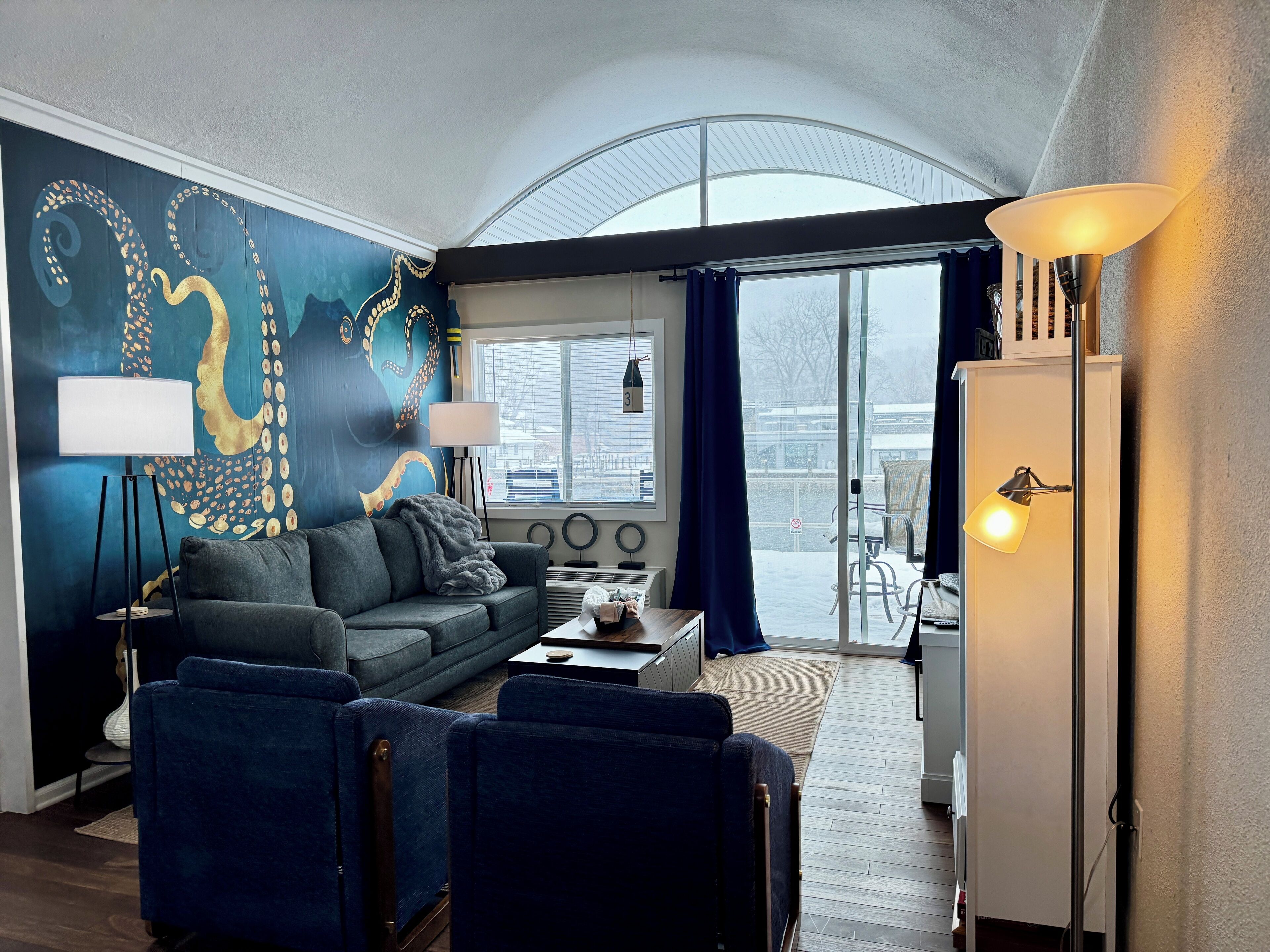 Älytelevisio, takka, kirjoja