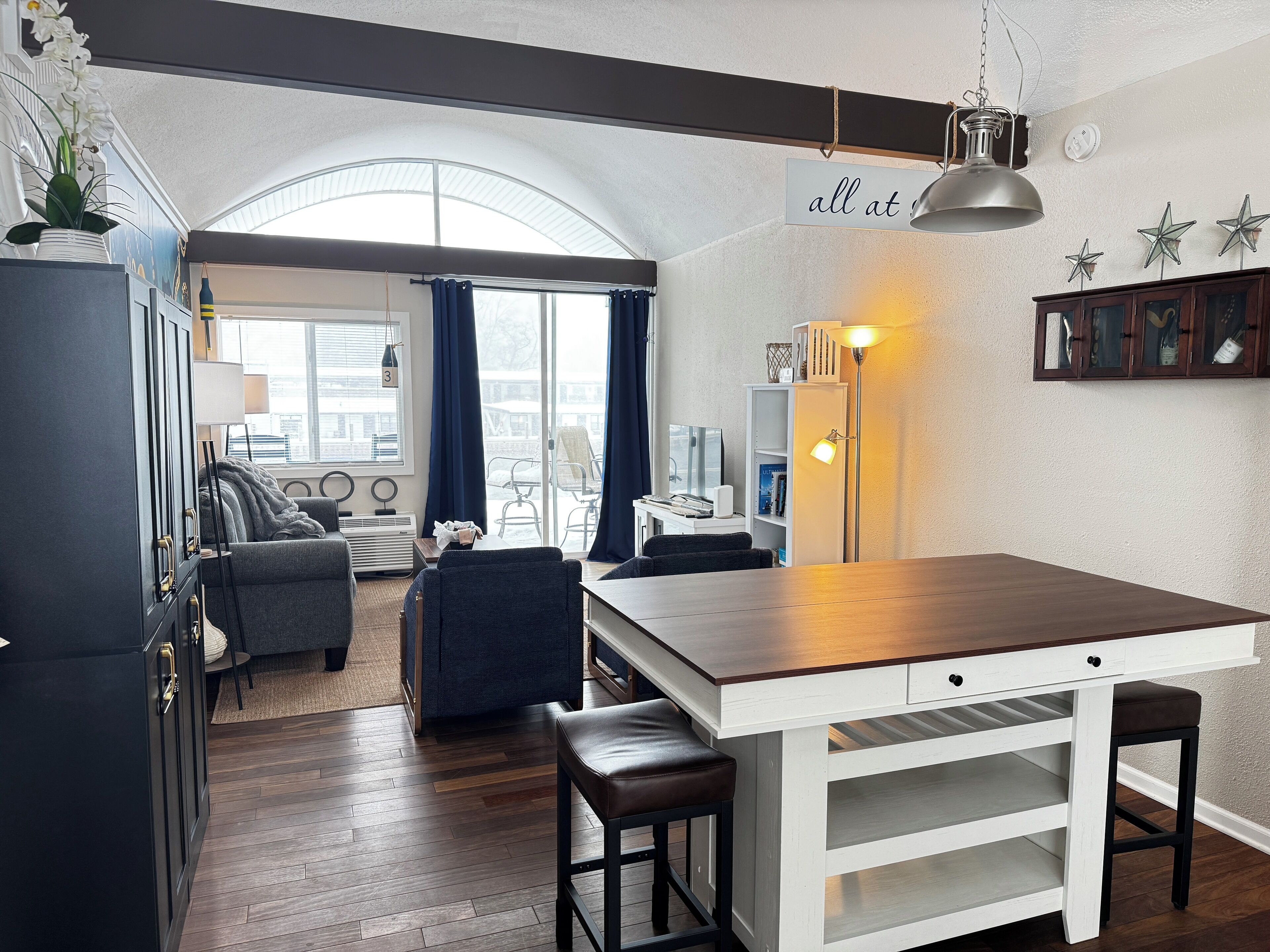 TV connectée, cheminée, livres