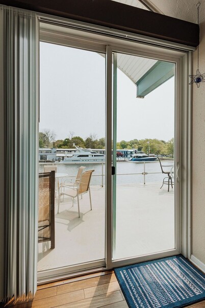 Waterfront Condo-Shop-Kayak-Beach-Bike-Boat-Restaurants-Outdoor Heated Pool-Fun