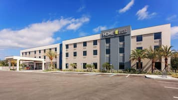 Home 2 Suites by Hilton offers comfortable accommodations with a flat facade and parking.