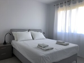 4 bedrooms, in-room safe, desk, iron/ironing board - Charming Apartment / Paphos / Central + Pool + WIFI + Parking (Paphos)
