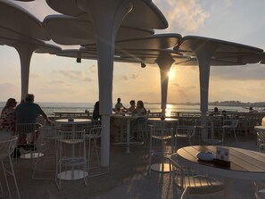 Outdoor dining - Charming Apartment / Paphos / Central + Pool + WIFI + Parking (Paphos)