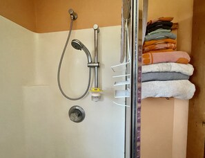 Chuveiro/banheira combinados, secador de cabelo, toalhas de banho 