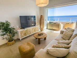 TV - Completely refurbished semi-penthouse with stunning panoramic sea views. (Calpe)