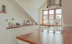 Luxury-Apartment | Eigene Küche | Großer Kühlschrank, Mikrowelle, Ofen, Herdplatte