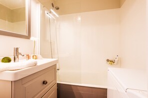 Bathtub, towels