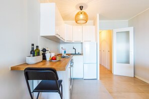 Jääkaappi, uuni, kahvin-/teenkeitin, leivänpaahdin