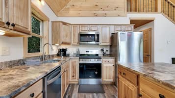 Jääkaappi, mikroaaltouuni, uuni, liesi