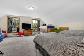 3 bedrooms, desk, travel cot, WiFi