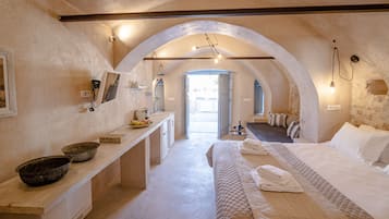 Superior Cellar ( I and II) with Outdoor Hot Tub | 1 bedroom, free WiFi, bed sheets