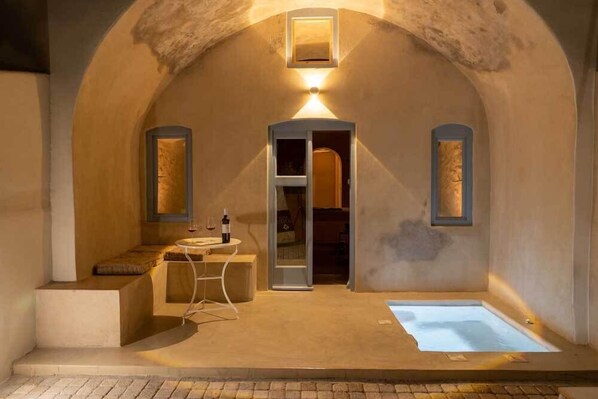 Superior Cellar ( I and II) with Outdoor Hot Tub | Free WiFi, bed sheets