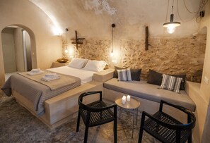 Superior Cellar ( I and II) with Outdoor Hot Tub | Khu phòng khách | Smart TV 