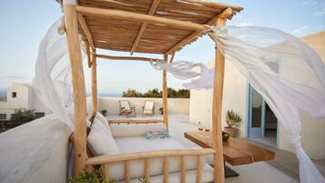 Premier Cellar IV with Outdoor Hot Tub and Sea View | Teres/patio