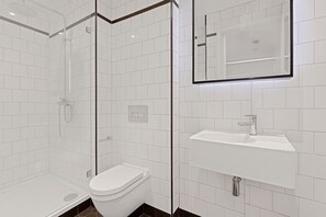 Combined shower/bathtub - Canning Town 2 Bed City Side (London)