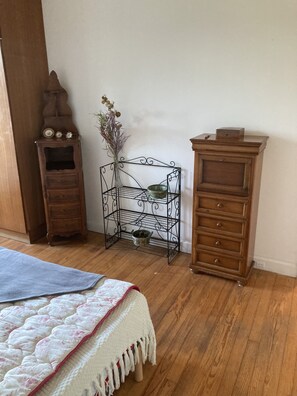 3 slaapkamers, een bureau, een strijkplank/strijkijzer, beddengoed