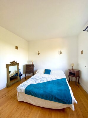 3 habitaciones, escritorio y tabla de planchar con plancha 