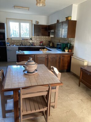 Een koelkast, een oven, een kookplaat, een vaatwasser